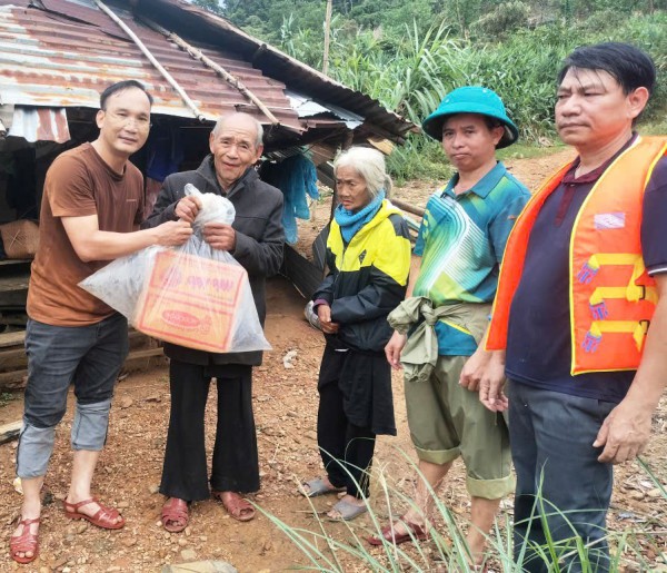 Đà Nẵng: Vượt hàng chục điểm sạt lở, gùi hàng tiếp tế người dân bị cô lập