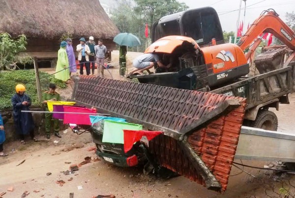 Đà Nẵng: Xe tải 'cõng' xe múc làm sập cổng chào, 2 người tử vong tại chỗ