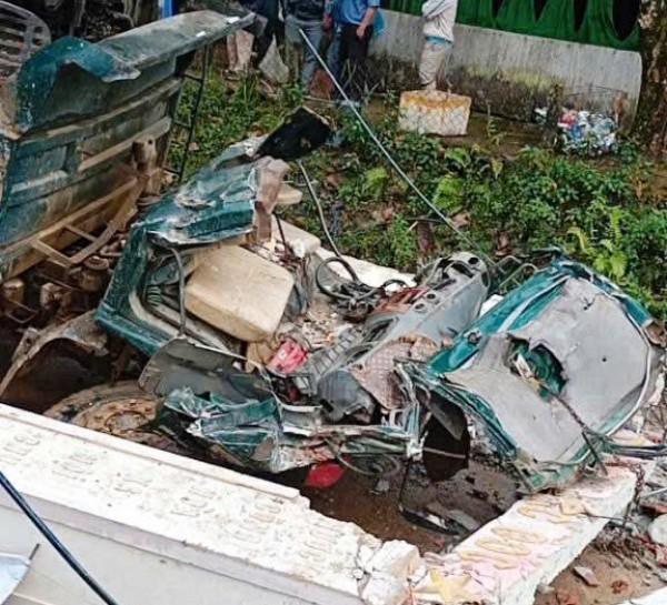 Đà Nẵng: Xe tải 'cõng' xe múc làm sập cổng chào, 2 người tử vong tại chỗ