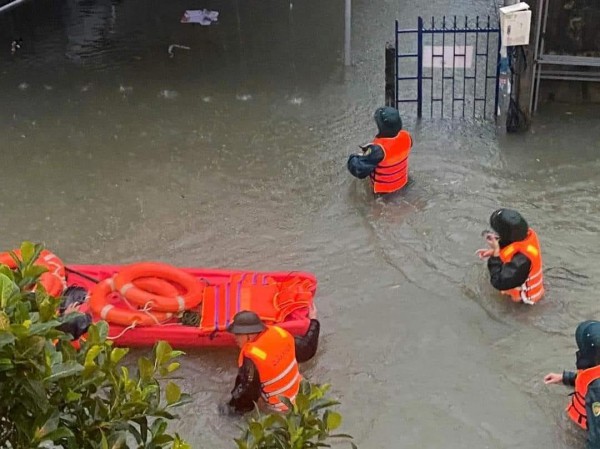 Đà Nẵng mưa lớn: Cứu hộ nhiều khu dân cư ngập sâu