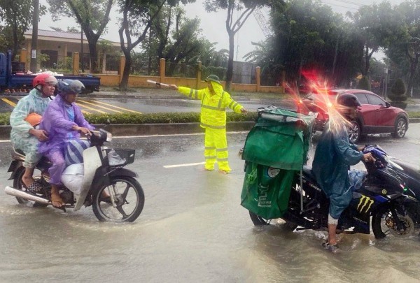 Đà Nẵng mưa lớn: Cứu hộ nhiều khu dân cư ngập sâu