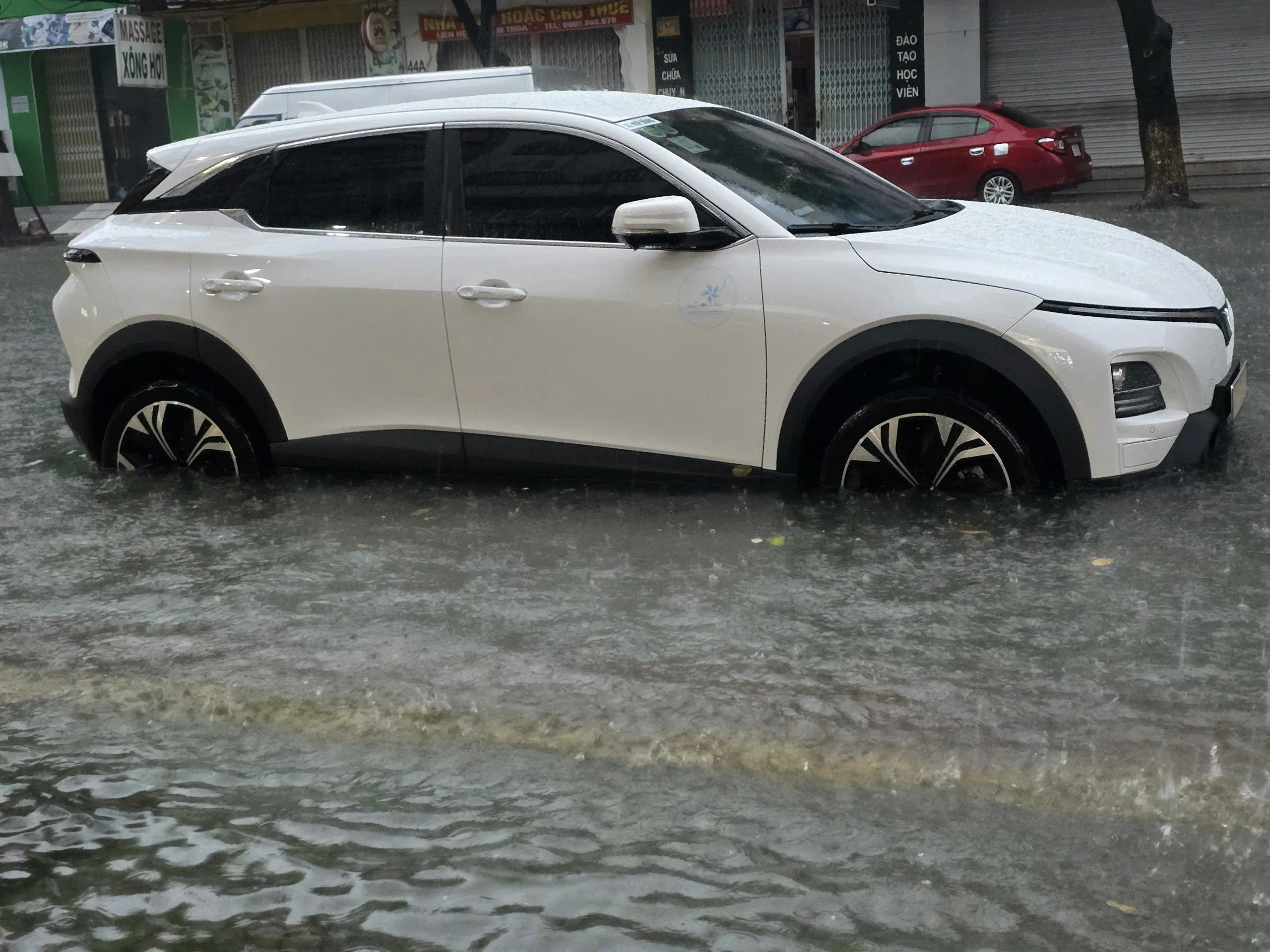 Đà Nẵng mưa trắng trời, nhiều tuyến phố ngập sâu