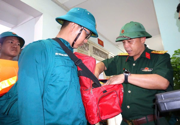 Đà Nẵng siết chặt phòng tuyến, lực lượng vũ trang sẵn sàng ứng phó mưa bão Đà Nẵng siết chặt phòng tuyến, lực lượng vũ trang sẵn sàng ứng phó mưa bão