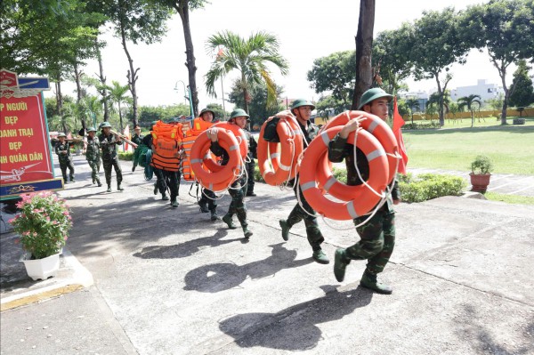 Đà Nẵng siết chặt phòng tuyến, lực lượng vũ trang sẵn sàng ứng phó mưa bão Đà Nẵng siết chặt phòng tuyến, lực lượng vũ trang sẵn sàng ứng phó mưa bão