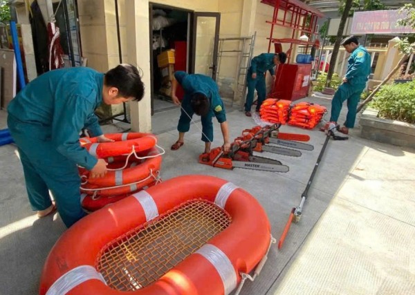 Đà Nẵng siết chặt phòng tuyến, lực lượng vũ trang sẵn sàng ứng phó mưa bão Đà Nẵng siết chặt phòng tuyến, lực lượng vũ trang sẵn sàng ứng phó mưa bão