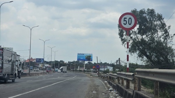 Đã tháo biển báo tốc độ 50 km/giờ ở khu vực trạm thu phí quốc lộ 51
