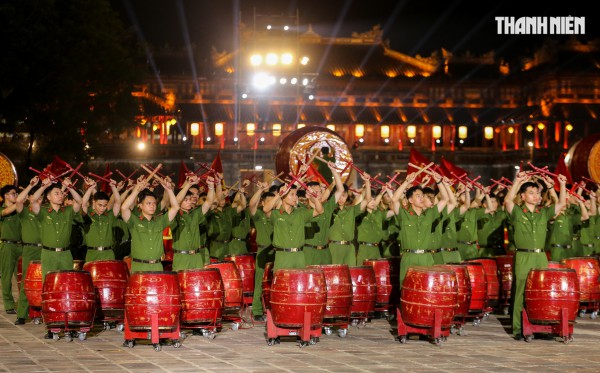Đặc nhiệm, kỵ binh của Bộ Công an trình diễn ở Ngọ Môn - Đại nội Huế Đặc nhiệm, kỵ binh của Bộ Công an trình diễn ở Ngọ Môn - Đại nội Huế
