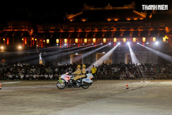 Đặc nhiệm, kỵ binh của Bộ Công an trình diễn ở Ngọ Môn - Đại nội Huế Đặc nhiệm, kỵ binh của Bộ Công an trình diễn ở Ngọ Môn - Đại nội Huế
