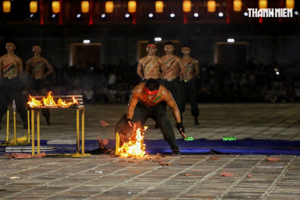 Đặc nhiệm, kỵ binh của Bộ Công an trình diễn ở Ngọ Môn - Đại nội Huế Đặc nhiệm, kỵ binh của Bộ Công an trình diễn ở Ngọ Môn - Đại nội Huế