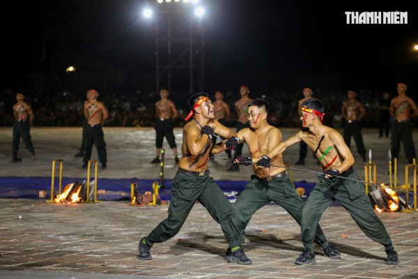 Đặc nhiệm, kỵ binh của Bộ Công an trình diễn ở Ngọ Môn - Đại nội Huế Đặc nhiệm, kỵ binh của Bộ Công an trình diễn ở Ngọ Môn - Đại nội Huế