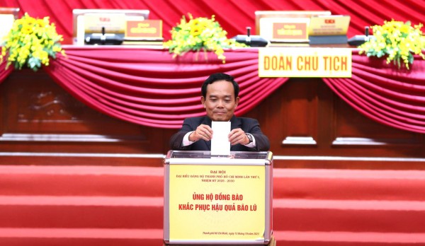 Đại biểu dự Đại hội Đảng bộ TP.HCM ủng hộ đồng bào bị thiệt hại mưa lũ Đại biểu dự Đại hội Đảng bộ TP.HCM ủng hộ đồng bào bị thiệt hại mưa lũ