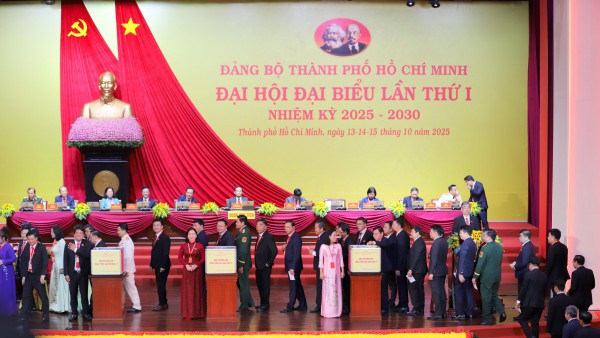 Đại biểu dự Đại hội Đảng bộ TP.HCM ủng hộ đồng bào bị thiệt hại mưa lũ Đại biểu dự Đại hội Đảng bộ TP.HCM ủng hộ đồng bào bị thiệt hại mưa lũ