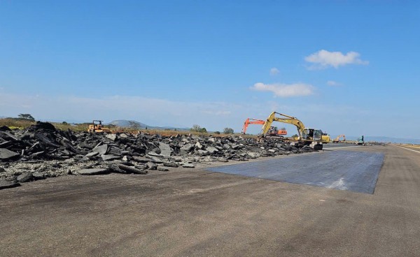 Đại công trường sân bay Liên Khương sau 2 tuần khởi công sửa chữa, nâng cấp