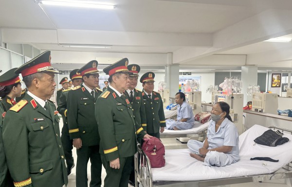 Đại tướng Nguyễn Trọng Nghĩa thăm Bệnh viện Quân y 121 và tặng quà bệnh nhân