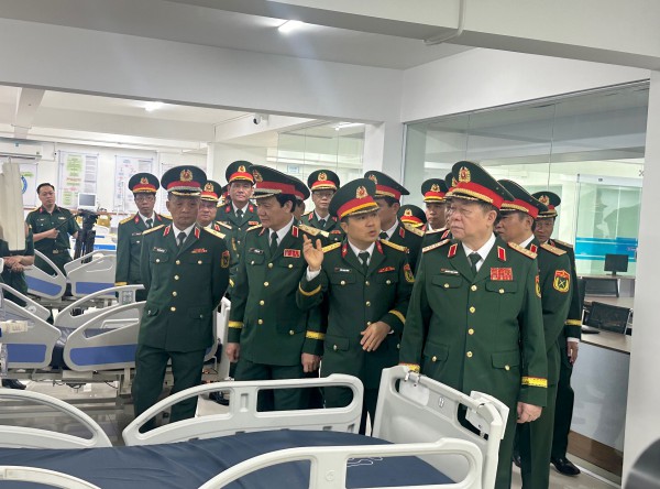 Đại tướng Nguyễn Trọng Nghĩa thăm Bệnh viện Quân y 121 và tặng quà bệnh nhân