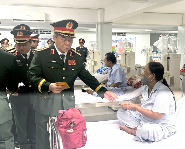 Đại tướng Nguyễn Trọng Nghĩa thăm Bệnh viện Quân y 121 và tặng quà bệnh nhân