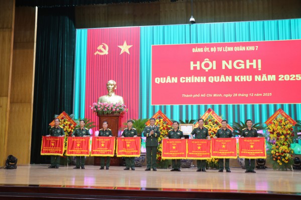 Đại tướng Phan Văn Giang trao Huân chương Bảo vệ Tổ quốc hạng nhất cho Quân khu 7