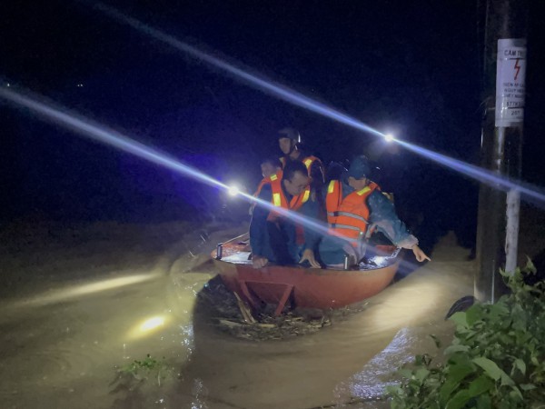 Đắk Lắk: 2 người lớn tuổi đau ốm được đưa ra khỏi vùng ngập lụt trong đêm