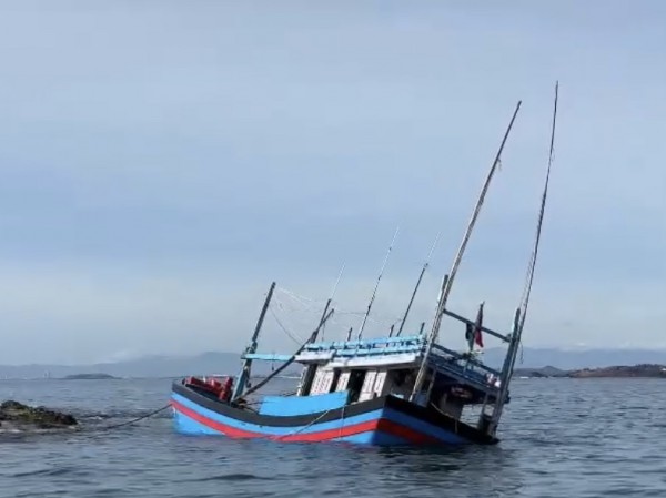 Đắk Lắk: Chìm tàu cá, 5 ngư dân được cứu kịp thời Đắk Lắk: Chìm tàu cá, 5 ngư dân được cứu kịp thời