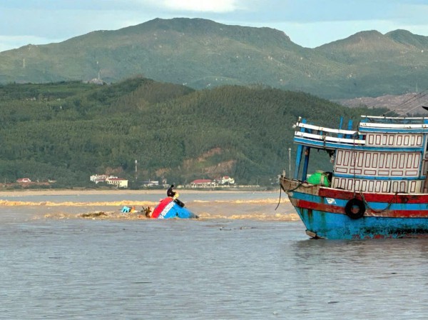 Đắk Lắk: Cứu sống 2 thuyền viên bị lật tàu trên biển Đắk Lắk: Cứu sống 2 thuyền viên bị lật tàu trên biển