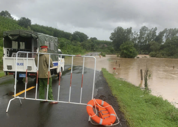 Đắk Lắk: Mưa lũ gây ngập sâu, cấm lưu thông trên QL1, QL25, QL29 và QL19C