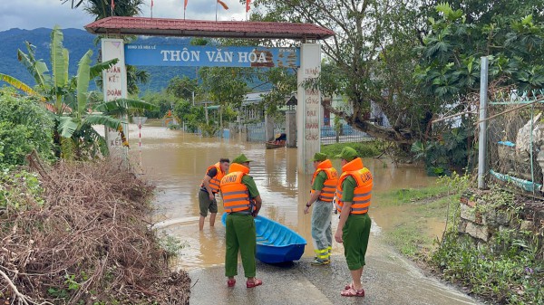 Đắk Lắk: Ngập sâu nhiều nơi, dân được di dời khẩn cấp
