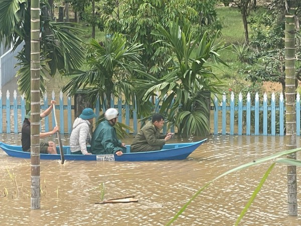 Đắk Lắk: Ngập sâu nhiều nơi, dân được di dời khẩn cấp
