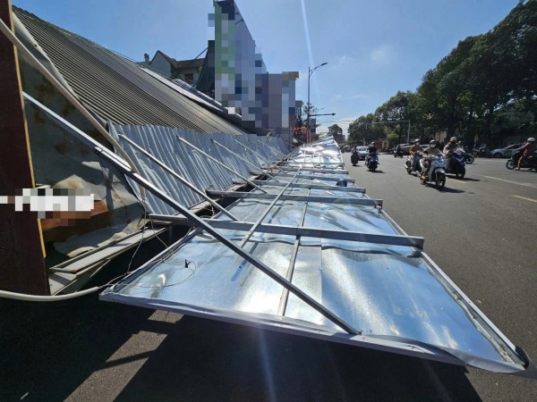 Đắk Lắk: Sập bảng hiệu cửa hàng điện thoại di động, một người bị thương Đắk Lắk: Sập bảng hiệu cửa hàng điện thoại di động, một người bị thương