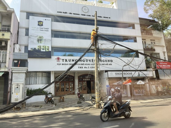 Đắk Lắk: Tháo dỡ các trụ điện án ngữ dưới lòng đường