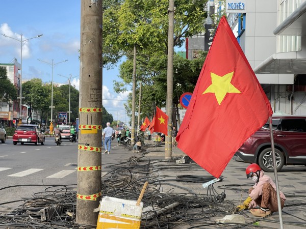 Đắk Lắk: Tháo dỡ các trụ điện án ngữ dưới lòng đường