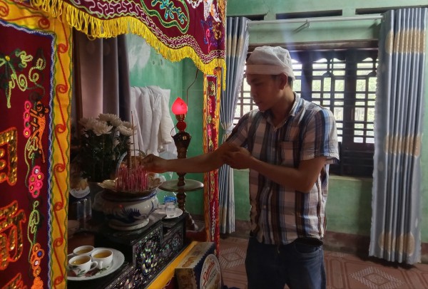 Đắk Lắk: Xót xa người cha vượt lũ dữ đón con chào đời cũng là lúc vĩnh biệt vợ Đắk Lắk: Xót xa người cha vượt lũ dữ đón con chào đời cũng là lúc vĩnh biệt vợ