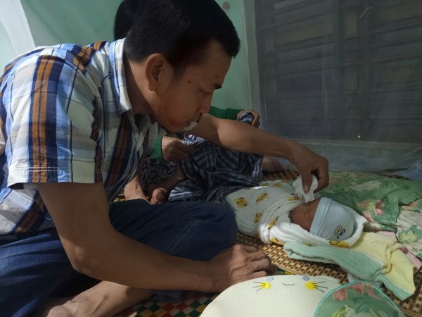 Đắk Lắk: Xót xa người cha vượt lũ dữ đón con chào đời cũng là lúc vĩnh biệt vợ Đắk Lắk: Xót xa người cha vượt lũ dữ đón con chào đời cũng là lúc vĩnh biệt vợ