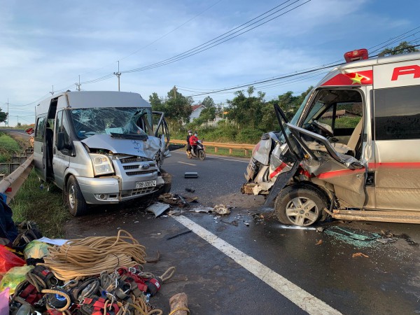 Đắk Nông: Xe cứu thương, xe khách nát đầu sau cú tông trực diện