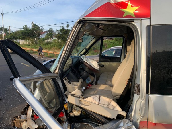 Đắk Nông: Xe cứu thương, xe khách nát đầu sau cú tông trực diện
