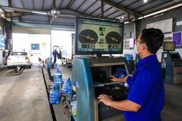 'Đạp lút ga' kiểm định khí thải: Chuyên gia từng làm ngành ô tô Đức nói gì?