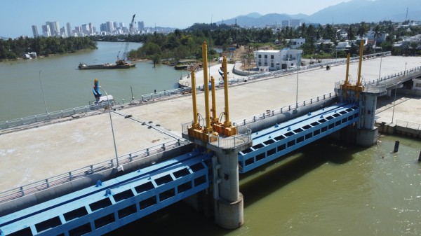 Đập ngăn mặn sông Cái Nha Trang dự kiến vận hành trong tháng 3 Đập ngăn mặn sông Cái Nha Trang dự kiến vận hành trong tháng 3