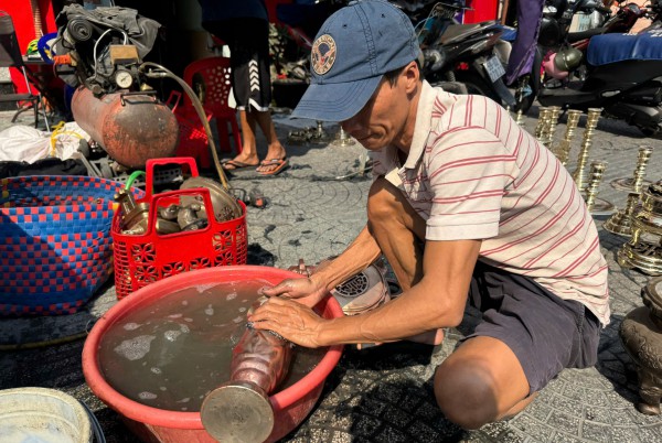 'Đệ tử chân truyền' hơn 20 năm theo nghề đánh bóng lư đồng