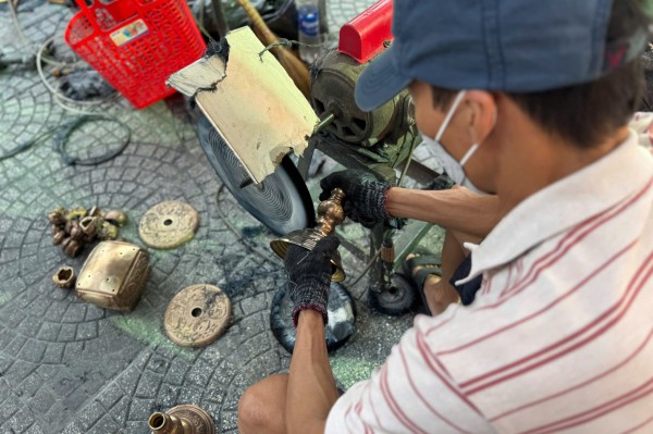 'Đệ tử chân truyền' hơn 20 năm theo nghề đánh bóng lư đồng