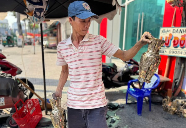 'Đệ tử chân truyền' hơn 20 năm theo nghề đánh bóng lư đồng