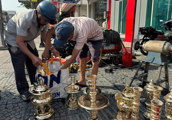 'Đệ tử chân truyền' hơn 20 năm theo nghề đánh bóng lư đồng