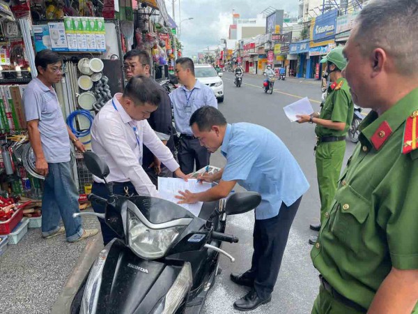 Để vỉa hè, lòng đường ở TP.HCM không bị 'nuốt chửng': Công an vào cuộc Để vỉa hè, lòng đường ở TP.HCM không bị 'nuốt chửng': Công an vào cuộc