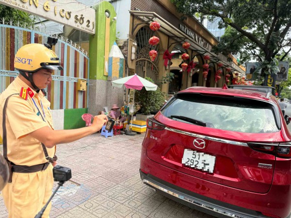 Để vỉa hè, lòng đường ở TP.HCM không bị 'nuốt chửng': Công an vào cuộc Để vỉa hè, lòng đường ở TP.HCM không bị 'nuốt chửng': Công an vào cuộc