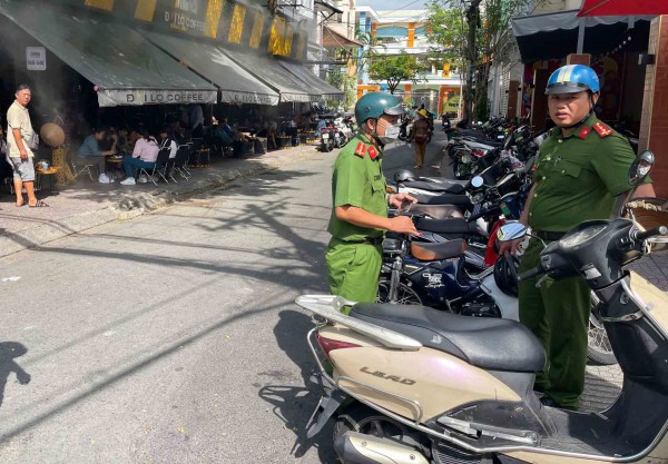 Để vỉa hè, lòng đường ở TP.HCM không bị 'nuốt chửng': Công an vào cuộc Để vỉa hè, lòng đường ở TP.HCM không bị 'nuốt chửng': Công an vào cuộc