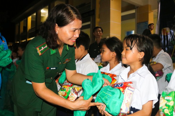 Đêm hội trung thu cho 3.500 trẻ em vùng biên