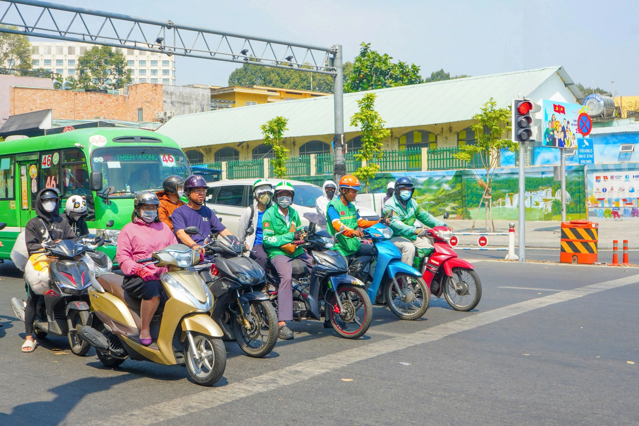 Đèn tín hiệu bất ngờ thay đổi, người tham gia giao thông xử lý thế nào?