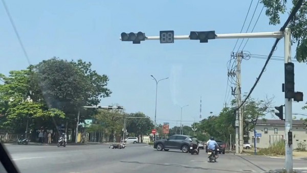 Đèn tín hiệu tê liệt hàng loạt suốt 2 tuần, giao thông Đồng Hới rối loạn