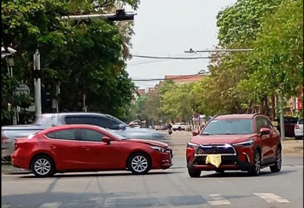 Đèn tín hiệu tê liệt hàng loạt suốt 2 tuần, giao thông Đồng Hới rối loạn