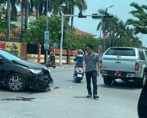 Đèn tín hiệu tê liệt hàng loạt suốt 2 tuần, giao thông Đồng Hới rối loạn