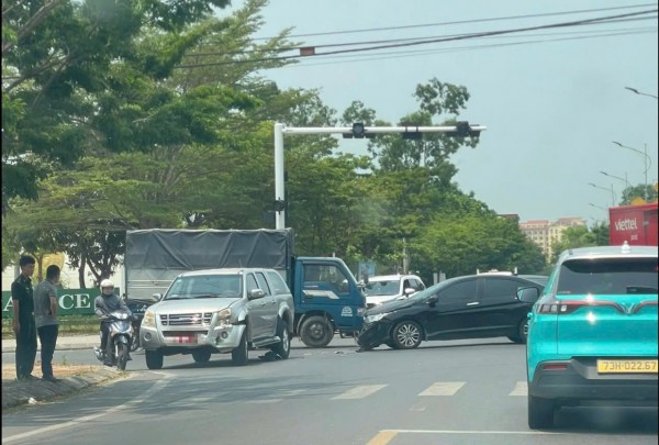 Đèn tín hiệu tê liệt hàng loạt suốt 2 tuần, giao thông Đồng Hới rối loạn