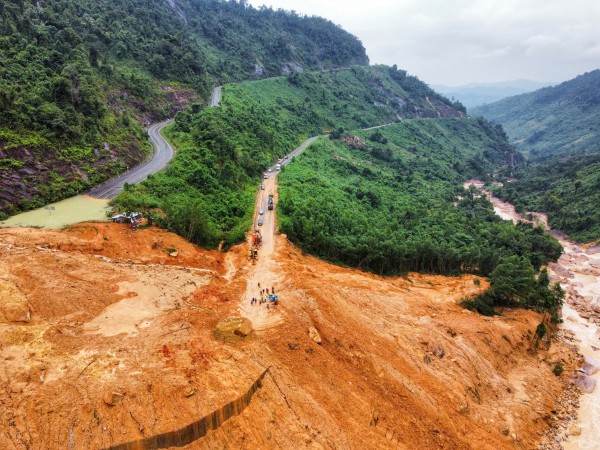 Đèo Khánh Lê thông xe sau hơn 4 ngày bị tê liệt